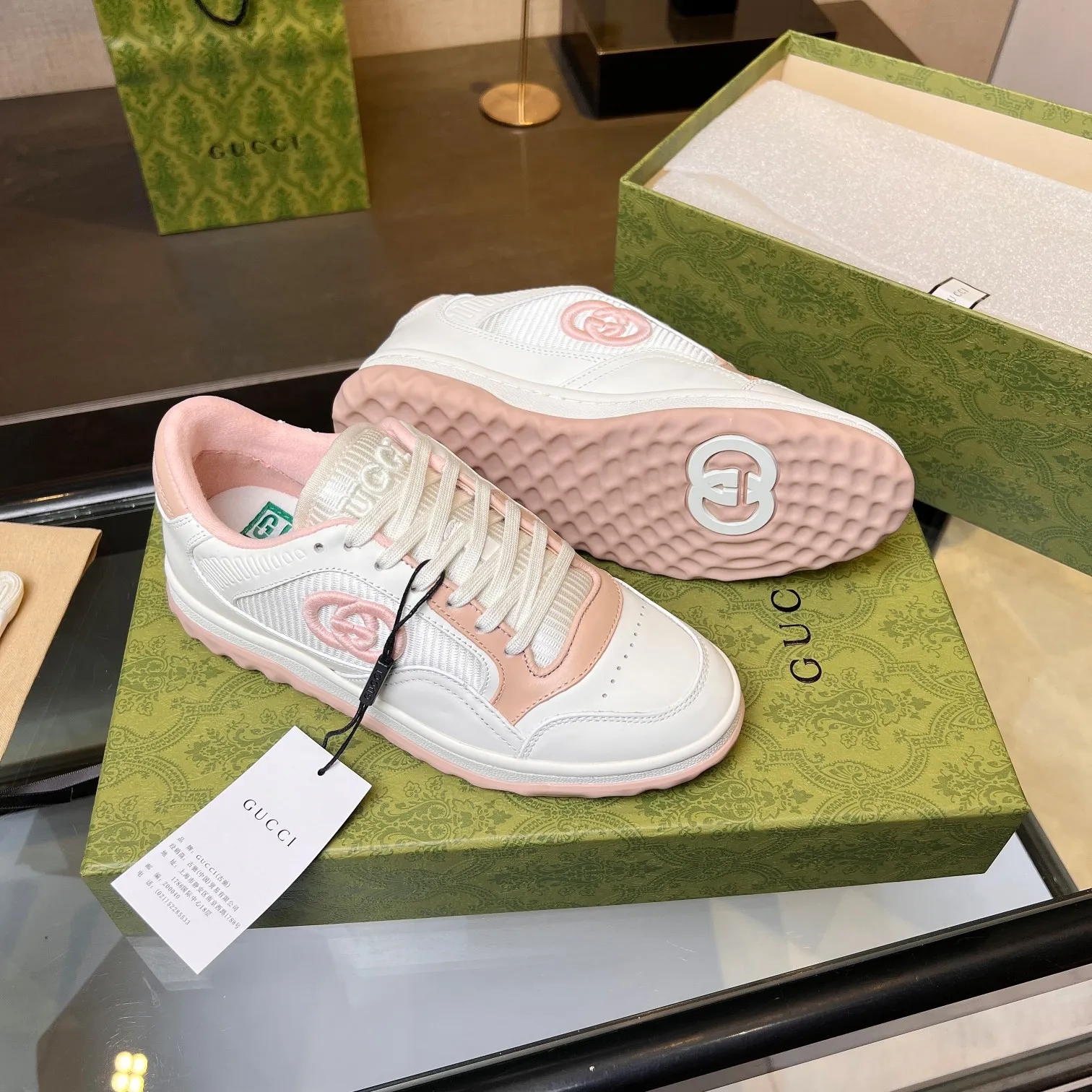 👟👟Ex-factory price 520👟👟 Top version, full styling effect, instant sales of the common practice of soft treading in the market, 💣💣💣Gucci2023 early spring Gucci G home latest hot style MAC80 sports shoes couple style casual retro distressed dirty shoes small dirty shoes small white shoes🌸🌸🌸 original purchase and development Production Gucci MAC80 new hot-selling series. The exquisite and compact interlocking double G logo romantically interprets the aesthetic concept of this series. Made of off-white leather, ▪️Material: original customized imported first-layer cowhide ▪️Inner lining: original customized imported breathable mesh ▪️Outsole: original molded two-color TPU outsole ▪️Sole thickness: 3CM ▪️Size: women's 35-40 / men's 39-45